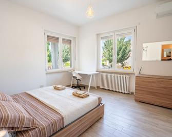 Private Parking, with Hill View - Alba - Schlafzimmer