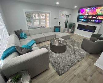 Cozy 3BD Retreat with Plenty Space for Family & Friends! - Minneapolis - Salon