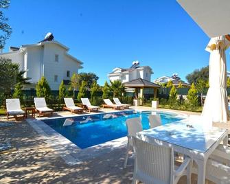 3 bedroom luxuary city villas in oludeniz for rent with private pool and garden - Fethiye - Piscine