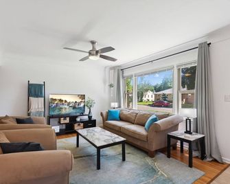 Northrop Urban Oasis - Pet-friendly 4BR 2.5BA in South Minneapolis! - Minneapolis - Sala