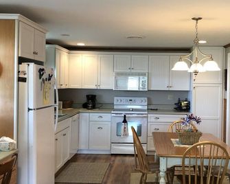 Spectacular sunset views and north chain lake front red cottage rental - Coldwater - Kitchen
