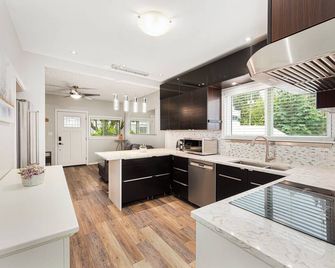 Modern Vancouver Home — Fast Wi-Fi & Self Check-In - Vancouver - Cucina