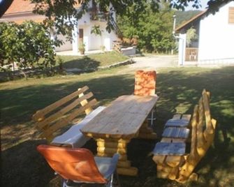 Guest House Family Dukic - Rakovica - Innenhof