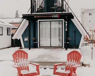 Cozy A-frame cabin 1/2 block from the gorgeous Sylvan Lake beach, parks & pubs - Sylvan Lake - Patio