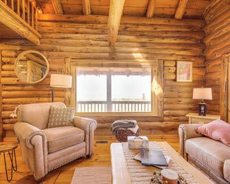 Near Trails, Lakes & Slopes: Cabin in Walpole! - Walpole - Sala de estar