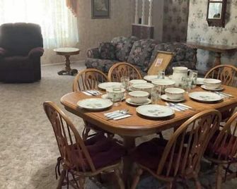 Cozy 3-bedroom 2 bathroom house - Russell - Dining room