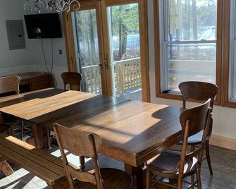 Little Sebago Home Newly Remodeled with Sandy Beach and Sunsets - Gray - Comedor