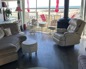 Beachfront With Spa - Oceano - Living room