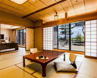 Ooedo Onsen Monogatari Premium Seiunkaku - Awara - Eetruimte