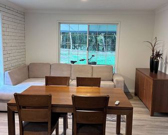 Peaceful tranquil country escape - Crystal Creek Estate - Crystal Creek - Dining room