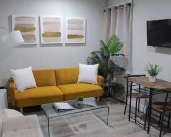 2 Bedroom / 1 Bath Trendy Apt Downtown Albany - Albany - Living room