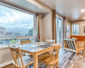 Beautiful storage container home w/ Columbia Gorge views & prime location - Cascade Locks - Comedor