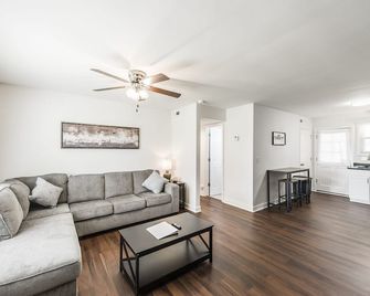 Luxury North of Nashville Retreat- Easy Lake Access - Gallatin - Huiskamer