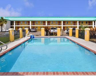 Americas Best Value Inn Gonzales - Gonzales - Πισίνα