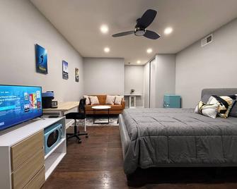 Cozy private entrance studio w/ Golf Course View - Duarte - Bedroom