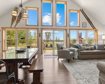 Sawyer Harbor Waterfront Escape - Sturgeon Bay - Living room