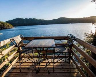 Beautiful, quiet place to stay with lovely beach access and stunning views. - Pender Island