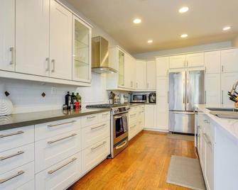 4 Mi to UC Davis: Updated Family Home! - Davis - Kitchen