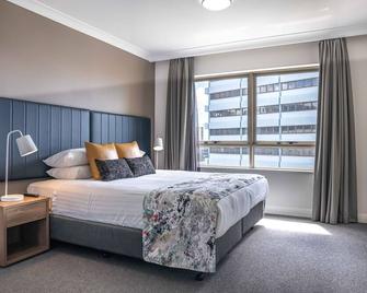 Central 1-Bed with Parking, Pool, Sauna & Gym - Chatswood - Bedroom