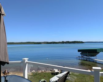 Prime Elk Lake Piece of Heaven ~ Sandy Beach ~ Includes Kayaks And A Paddle Boat - Kewadin - Balcón