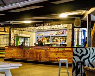 شو سترينجز باكباكرز آند بار - شلالات فيكتوريا - بار