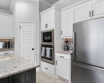 The Noble House Near Magnolia with Pool - Hewitt - Kitchen