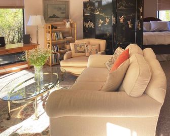 Cozy and Charming Apple Blossom Retreat, with Hot Tub - We're back !! - Sebastopol - Living room