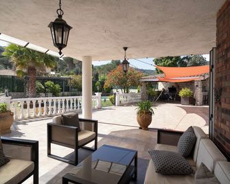 Bellavista:beautiful, spacious villa in Barcelona, perfect family vacation! - Argentona - Patio