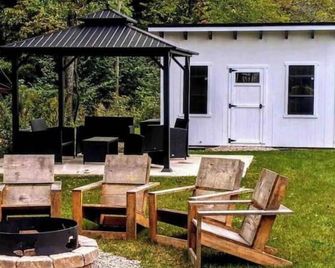 Modern A-Frame + Backyard + Firepit + Bbq - Kelleys Island - Patio