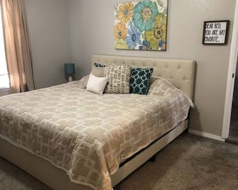 Mystic Manor Monroe 4 Bed Farm House- 10 min walk to Hot springs - Monroe - Habitación