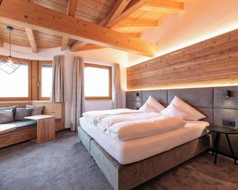Hotel Garni Feuerstein - Sankt Anton am Arlberg - Bedroom