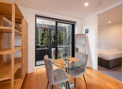Modern 1 Bedroom Apartment in Brunswick East near CBD - Melbourne - Eetruimte