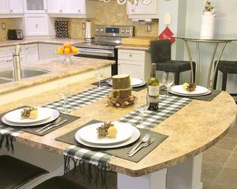 Peaceful retreat surrounded by nature in georgeous Caledon Hills - Caledon - Dining room