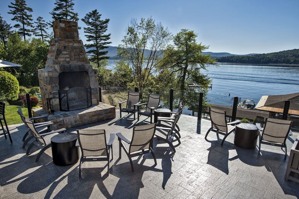 لودجيز آت كريستهافين - لاكي جورج - شرفة مرصوفة