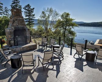 لودجيز آت كريستهافين - لاكي جورج - شرفة مرصوفة