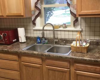 Bethany Bungalow, 2 Bdrm, 1 Bath Bungalow Near All Husker Events - Lincoln - Kitchen