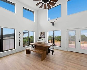 Hill Country Escape W/views Plus, Hot-tub and Pet Friendly! - Kerrville - Jídelna