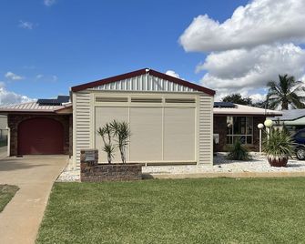 Modern 3 Bedroom fully A/C Town House with lock up garage and super fast WiFi - Gracemere - Building