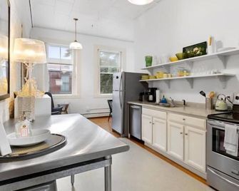Rockland Central Loft, Heart of Downtown - Rockland - Kitchen