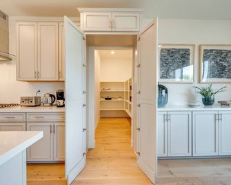 Elegant & Spacious Retreat w/ Yard in Woodland! - Woodland - Kitchen