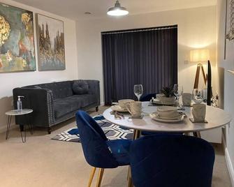 Stylish Station Apartment in Rochester with Free Parking - Gillingham - Dining room