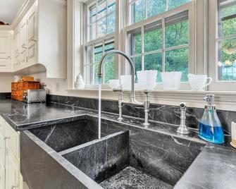 18th century 3-bedroom renovated farmhouse in peaceful Whately with WiFi, AC - Whately - Dapur