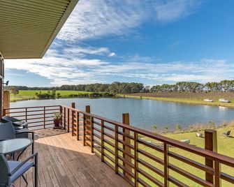 Bettenay's Lakeside Studio Apartment - 윌야브럽 - 발코니