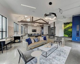 King Bed - 1bed/1bth - Luxe - Fishers - Living room