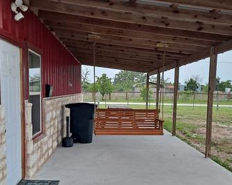 Lovely one room barndominium - The Bastrop Barndo - Bastrop - Patio