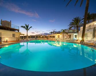 بلس فاريونيس أبارتامينتوس - Puerto del Carmen - حوض السباحة