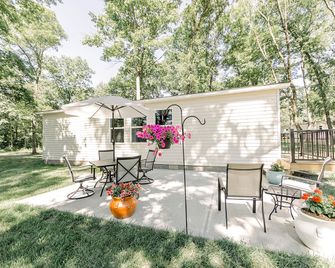 Cozy Cabin near Owensville, Missouri - Perfect for a Glamping Getaway with Your Significant Other - Owensville - Patio