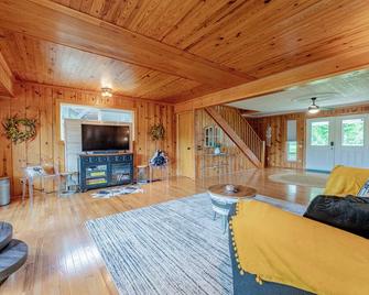 The Farmhouse” at Mimosa Riverside Ranch - Noel - Sala de estar