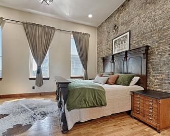 Historic Downtown Loft - Greenville - Bedroom