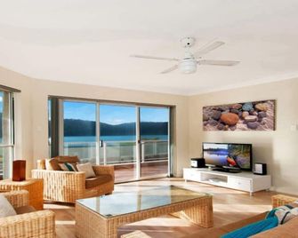 By The Beach - Waterfront Ettalong Beach - إتّالونغ بيتش - غرفة معيشة